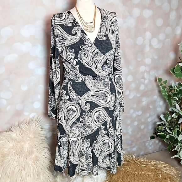 Sandra Darren | Gray and Cream Paisly Faux Wrap Knit Dress - Picture 2 of 12